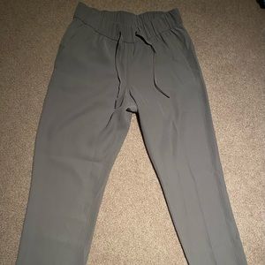 Lululemon sage green woven on the fly pant, size 4
